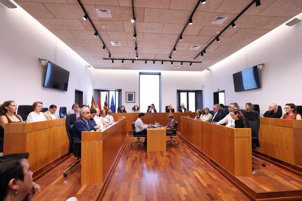 Las imágenes del pleno extraordinario del Ayuntamiento de Ibiza en Can Botino