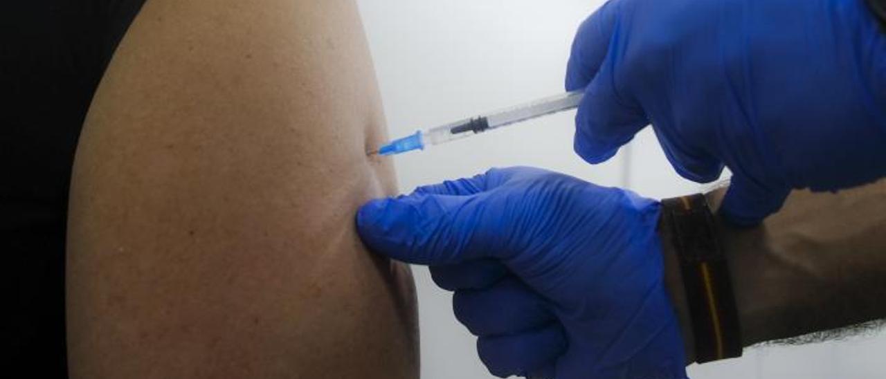 Una persona recibe la vacuna contra el Covid-19 en Infecar. | | JOSÉ CARLOS GUERRA