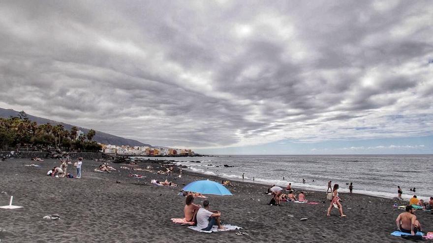 Las nubes cubrieron este lunes el Puerto de la Cruz.