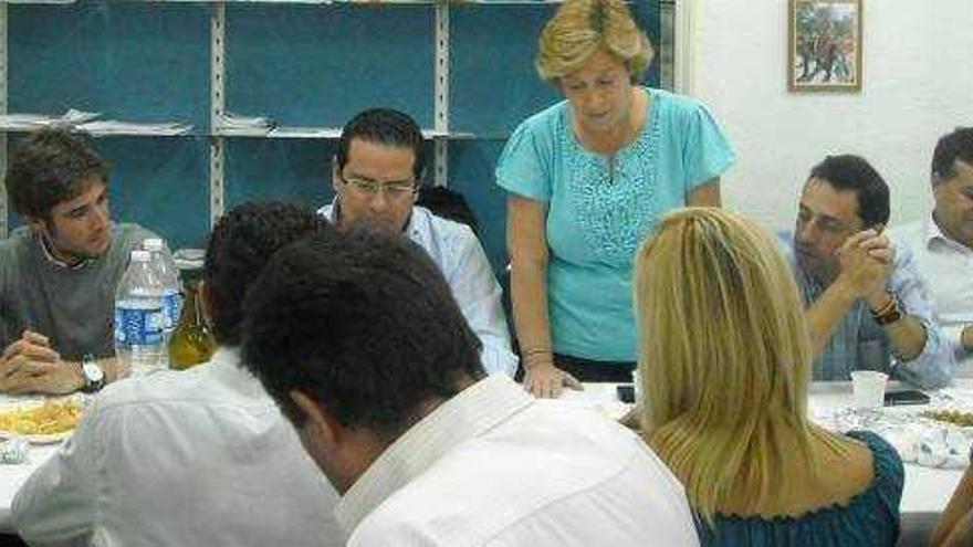 Ignacio Martínez, segundo por la derecha, en una sede del PP.