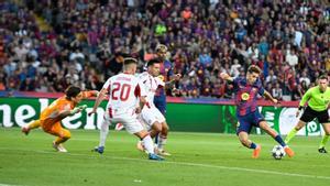 Fermín conecta el tiro que supuso el 1-0 al Olympiacos.