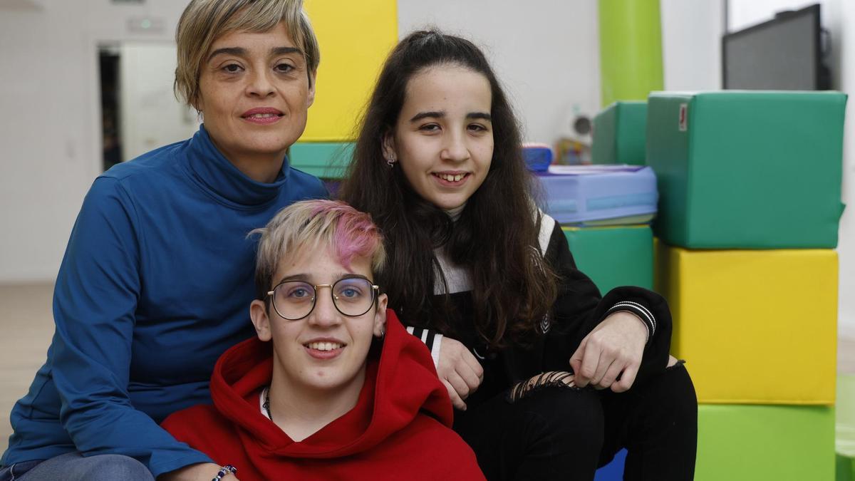 Sonia Méndez y a sus hijas Antía y Carolina,.