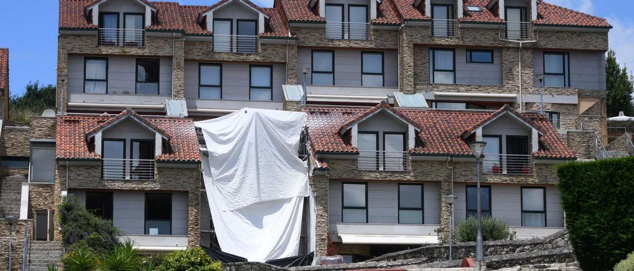 Algunos de los chalés de la urbanización, uno de ellos con la fachada ya demolida.