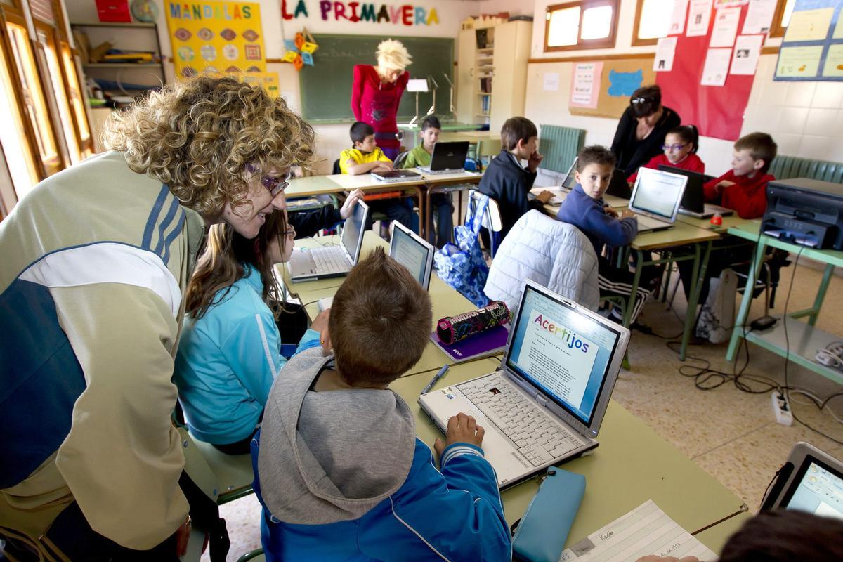 Niños con tablets PC en un aula.