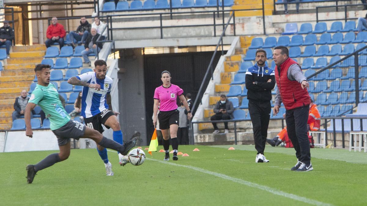 (2-1) El Hércules crece en el Rico Pérez y supera con claridad al Águilas