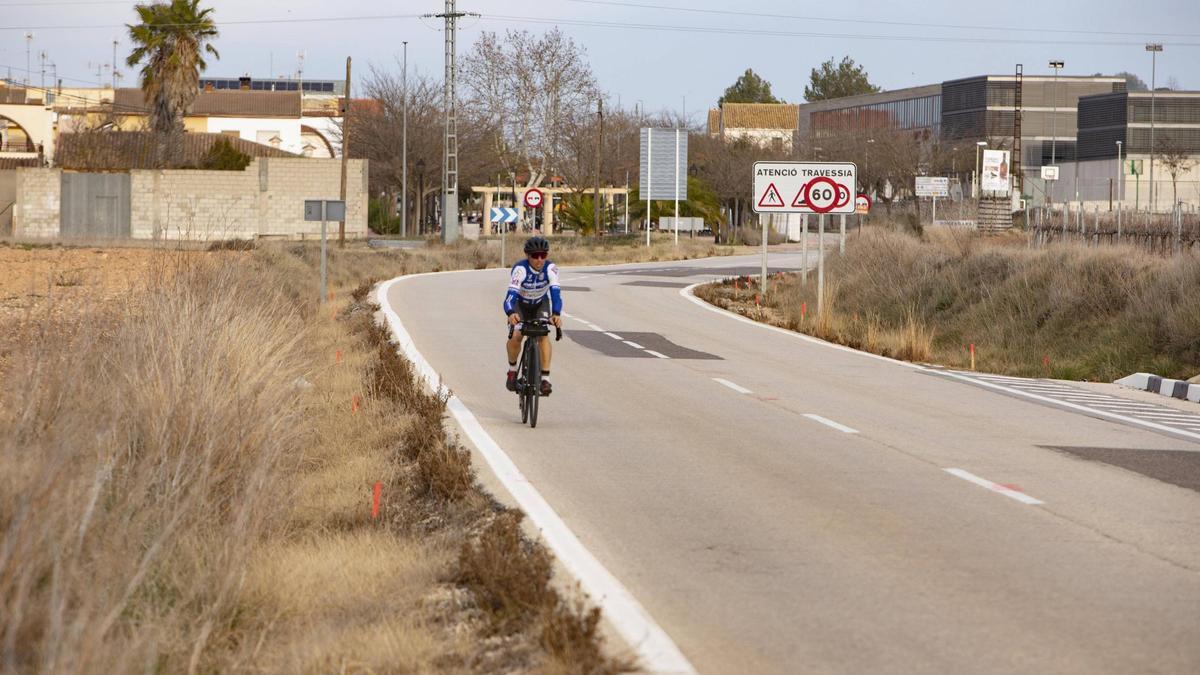 Un ciclista circula por Fontanars del Alforins, en una imagen de archivo.