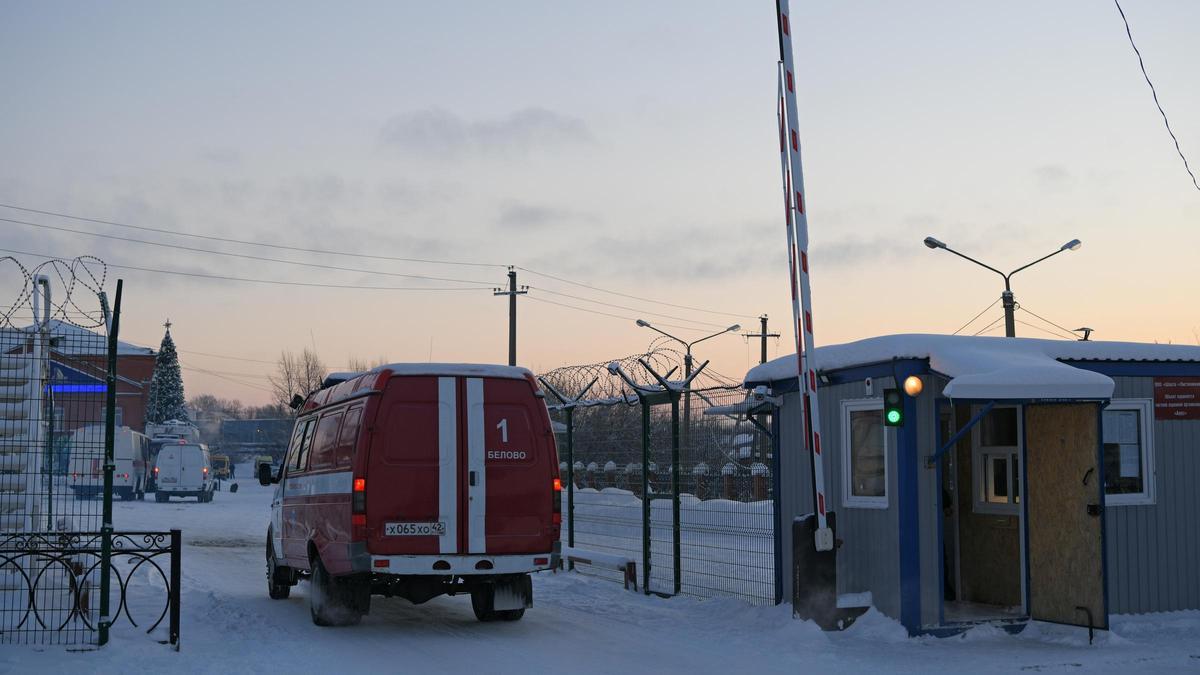 Un vehículo de Emergencias en los alrededores de la mina de Siberia donde se ha producido la explosión.