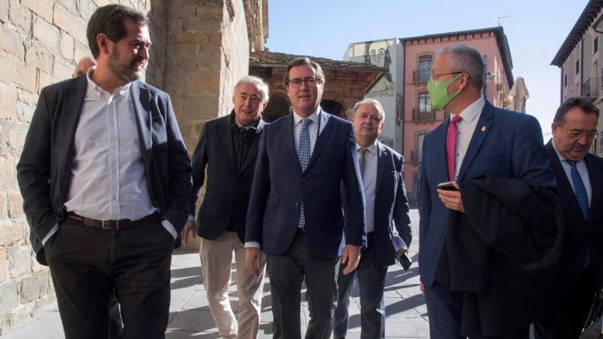 Antonio Garamendi (centro), acompañado del alcalde de Jaca, Juan Manuel Ramón, (corbata rosa) y Ricardo Mur (izqda). | JAVIER BLASCO / EFE