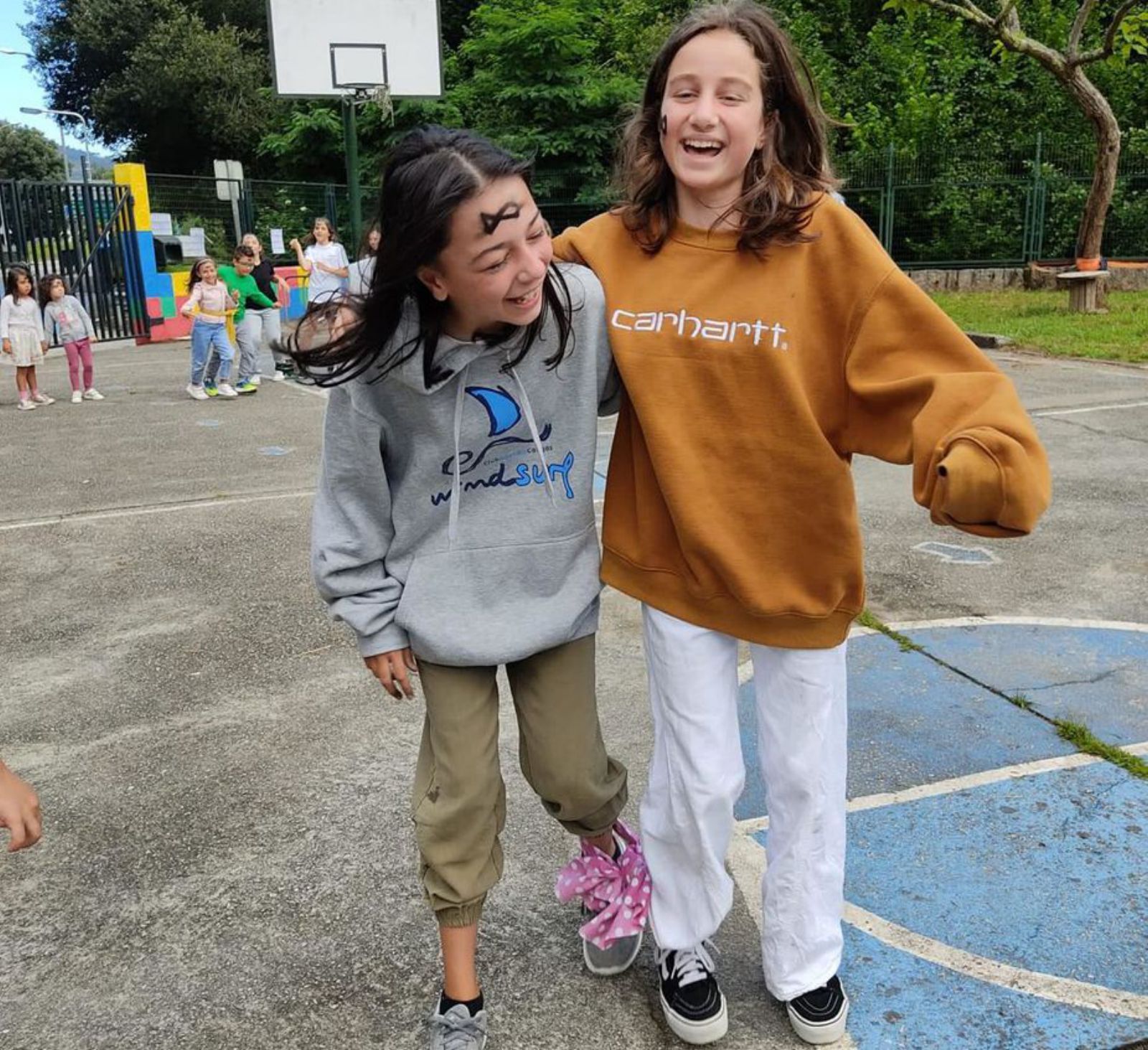 Dos alumnas se divierten con un juego en el colegio A Rúa. |   // FDV