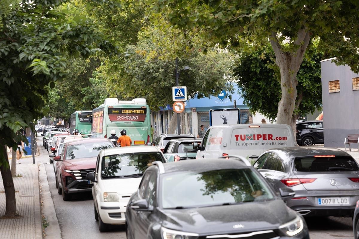Todas las imágenes del atasco que colapsa la ciudad de Ibiza