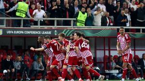 Resumen, goles y highlights del Olympiacos 2 - 0 Aston Villa de la vuelta de semifinales de la Conference League