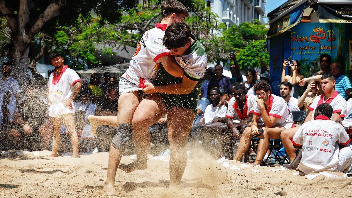 Dos jóvenes practican lucha canaria durante la celebración del Día de Canarias.