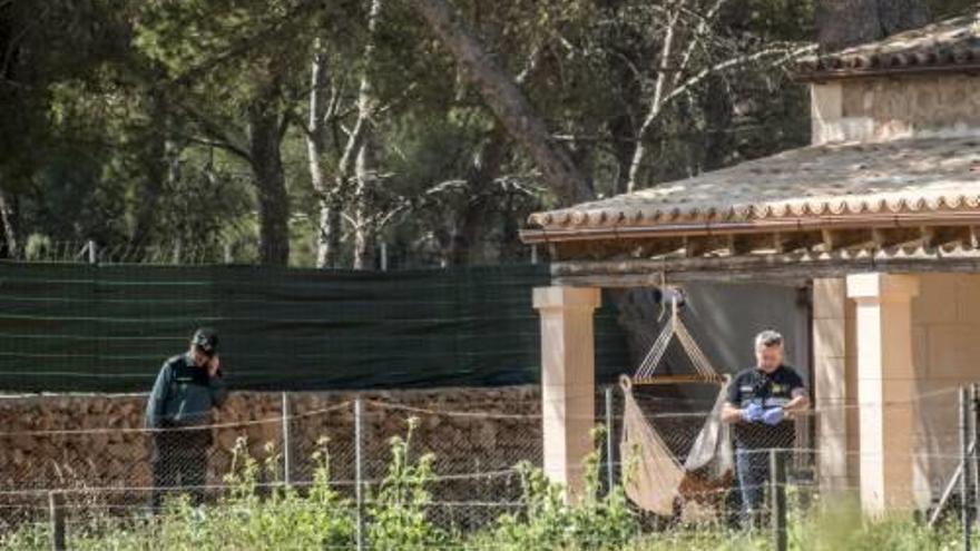 Diversos agents busquen evidències a la casa.