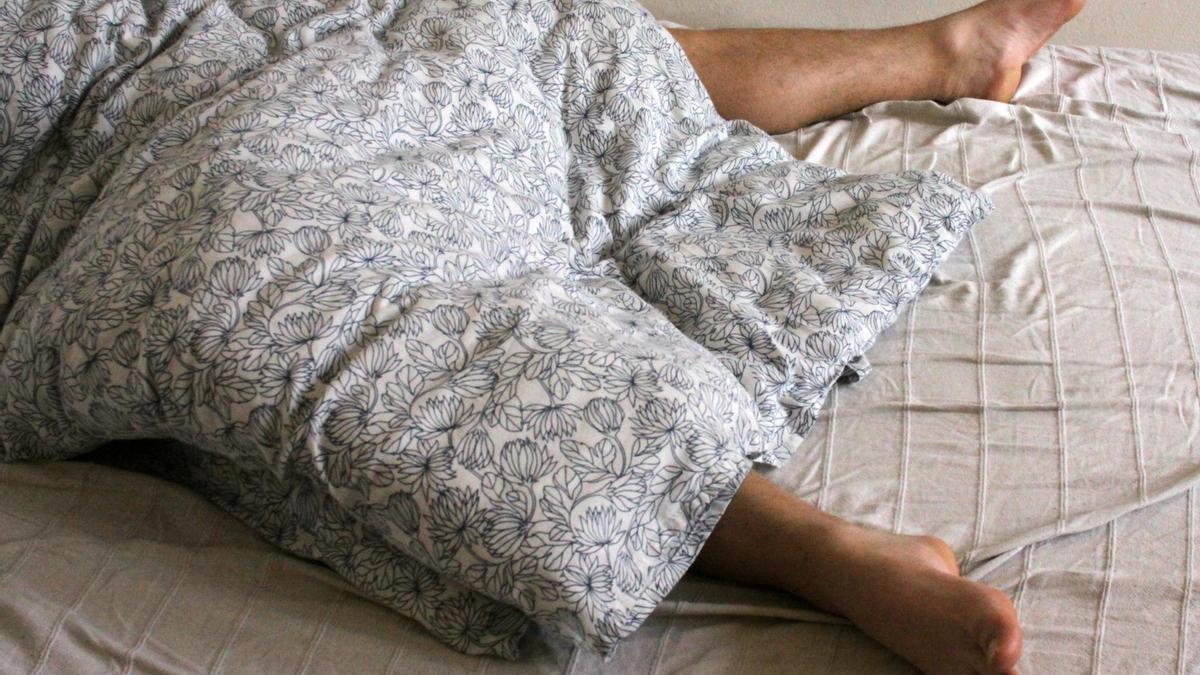 Soy farmacéutica y esta es la explicación científica de sacar la pierna de la sábana o darle la vuelta a la almohada mientras duermes