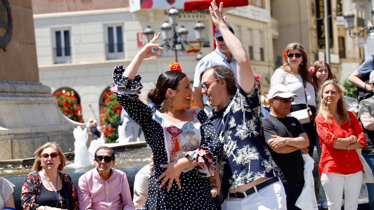 Baile en la cruz de la plaza de las Tendillas