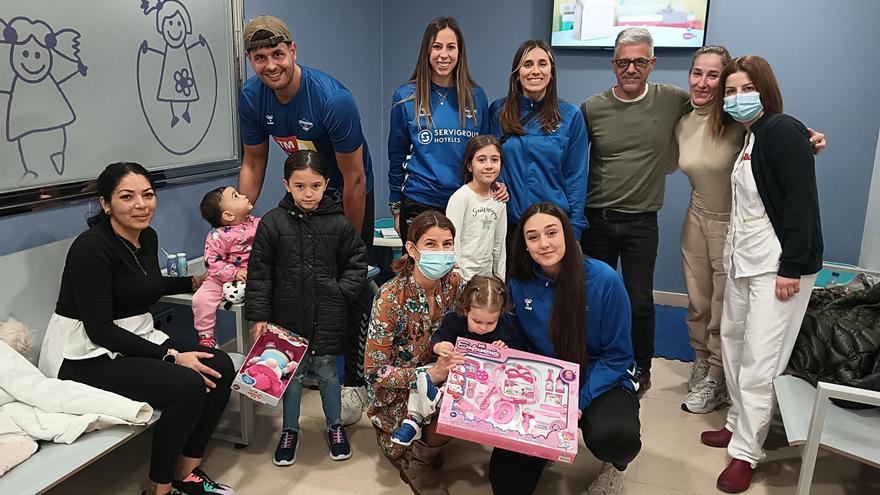 Visita del Club Balonmano Benidorm a los niños del Hospital IMED Levante