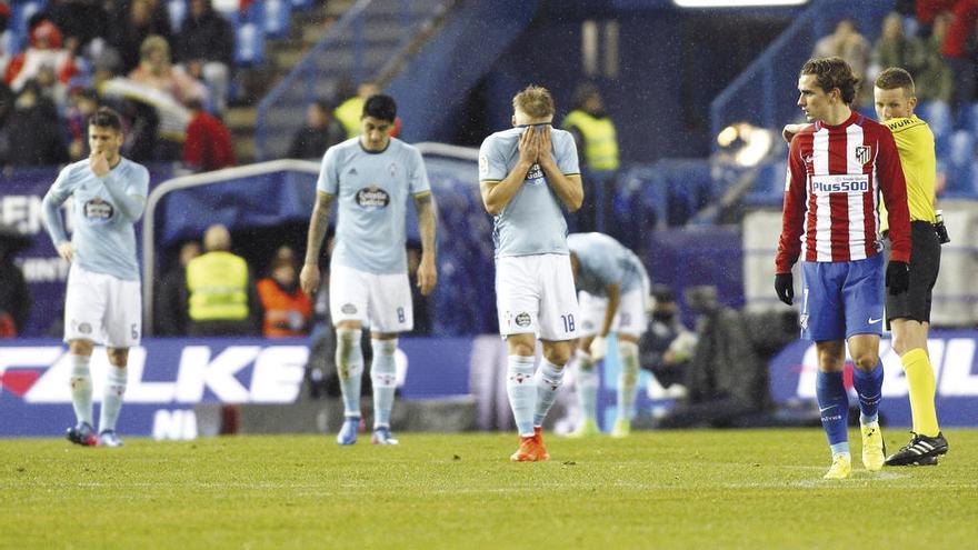 Radoja, Pablo Hernández y Wass se lamentan del tercer gol del Atlético de Madrid en el Vicente Calderón. // Eduardo Candel (LOF).