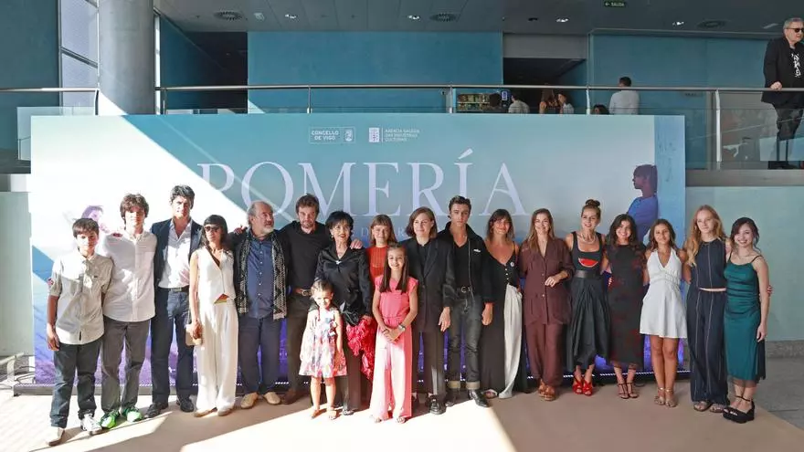 Cinco minutos de ovación a Carla Simón y su equipo en la multitudinaria proyección de «Romería» en Vigo