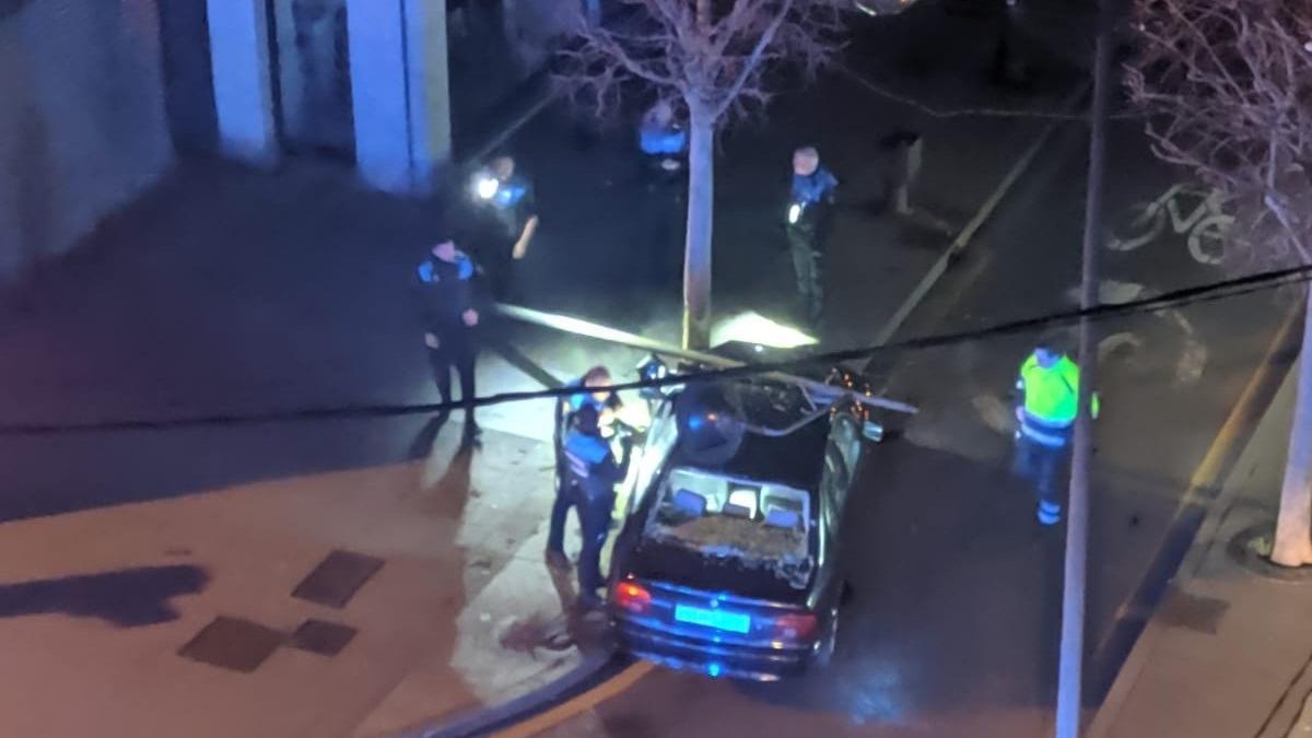 Los agentes de la Policía Local, junto al vehículo siniestrado.