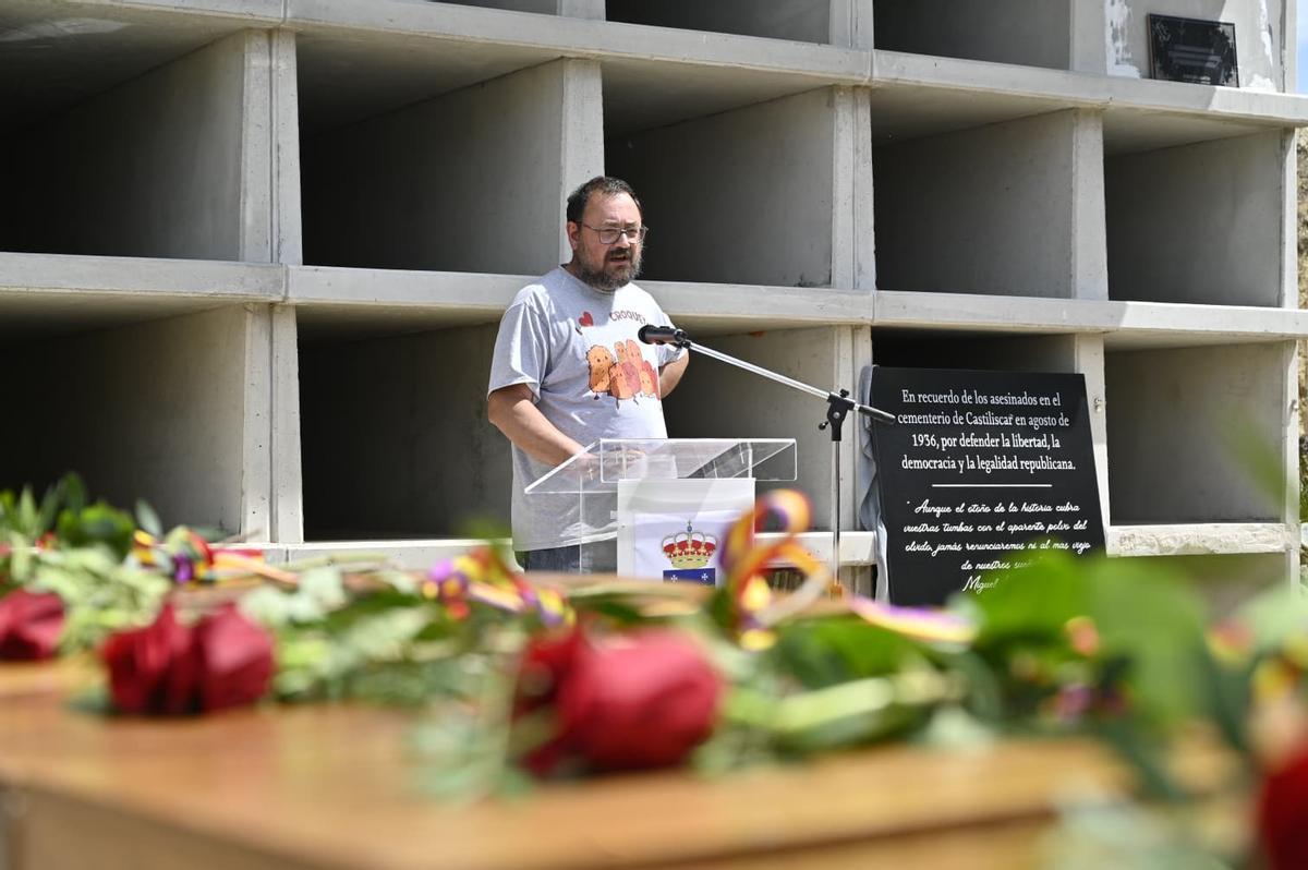 Un momento del homenaje en el cementerio de Castilliscar.