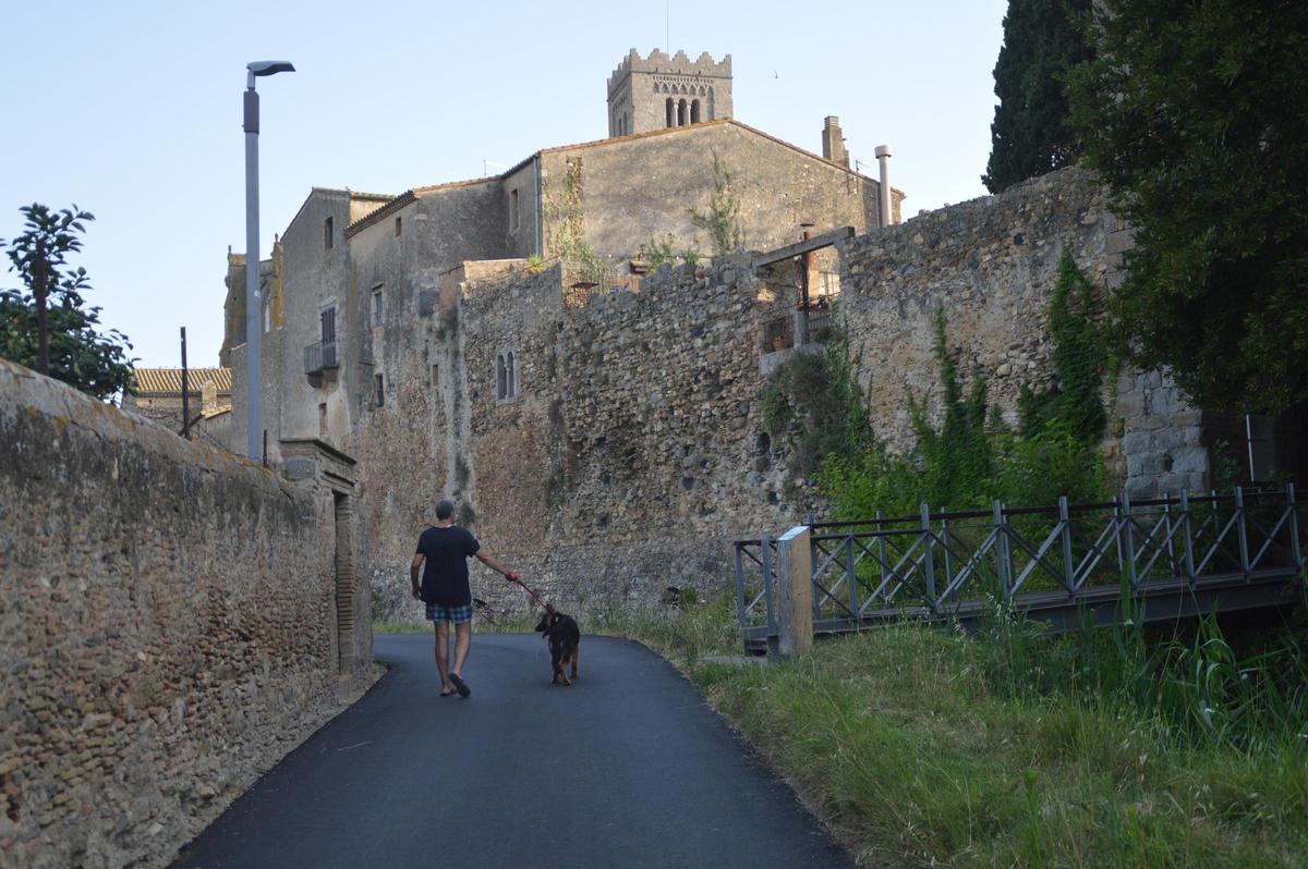 Un castelloní i el seu gos passejant davant del Portal de la Gallarda.