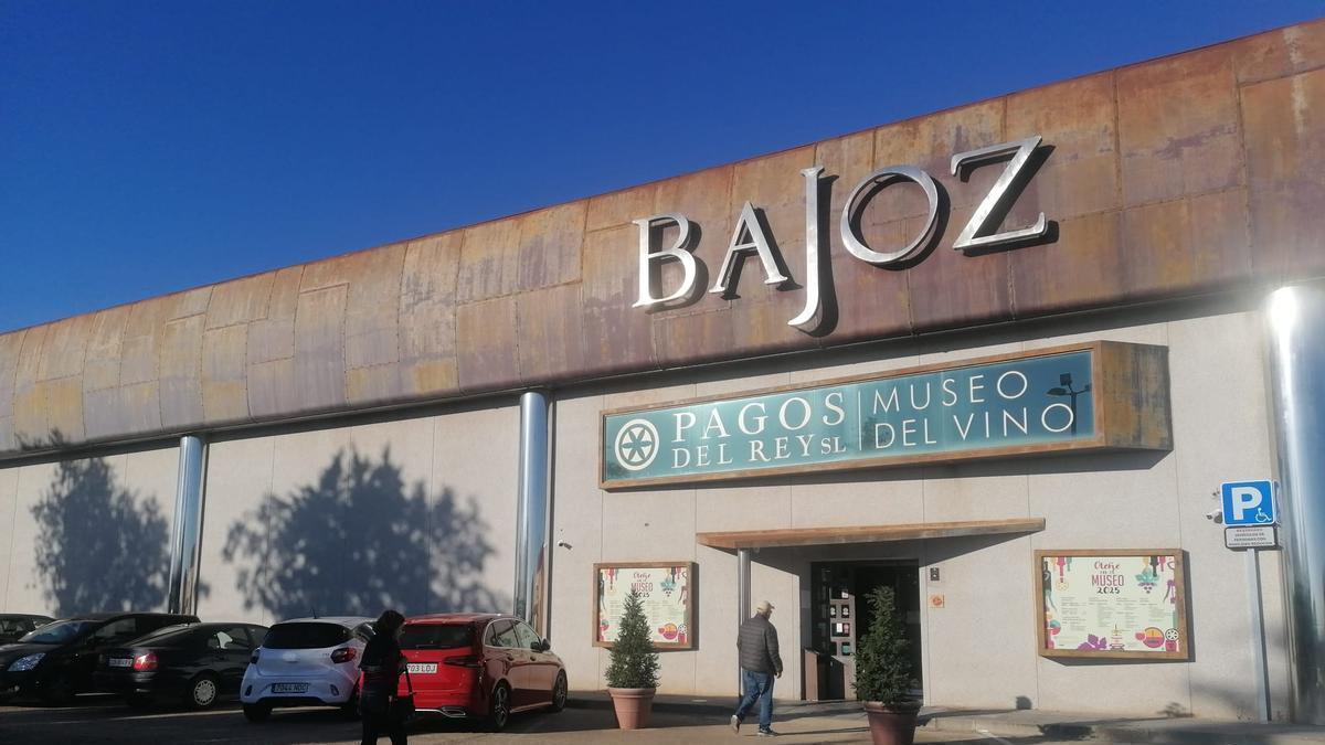 Visitantes acceden a las instalaciones de Pagos del Rey Museo del Vino en Morales de Toro.