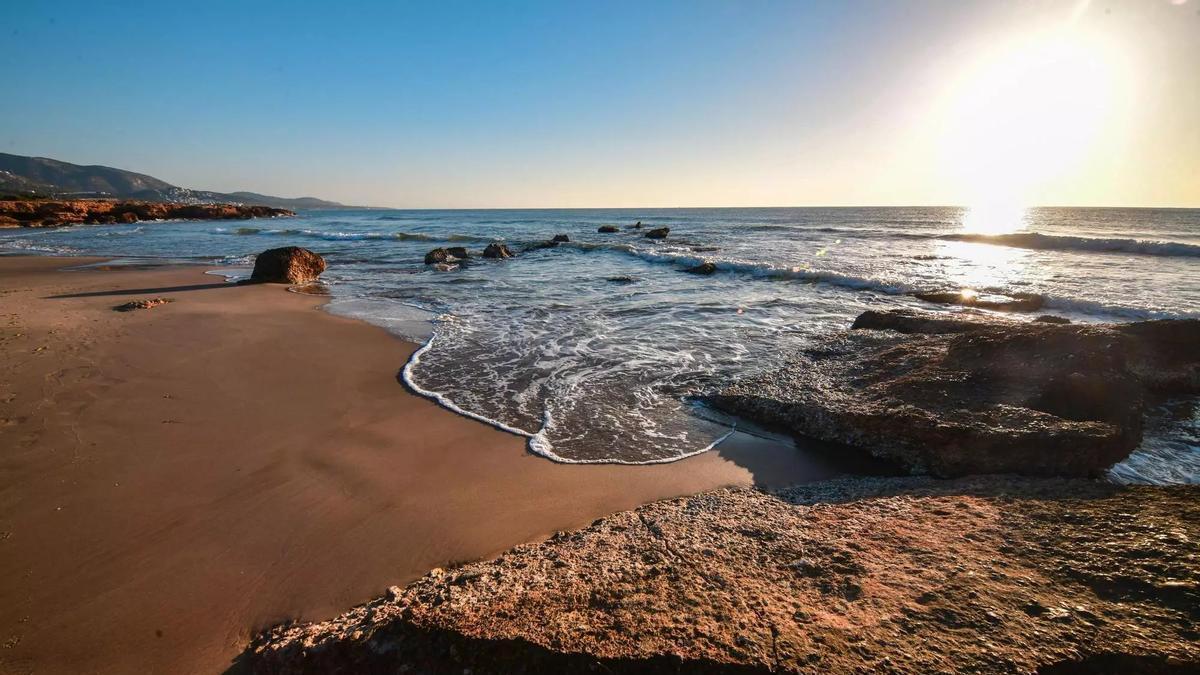 La playa del Moro de Alcossebre es donde se ha producido el descubrimiento del paquete.