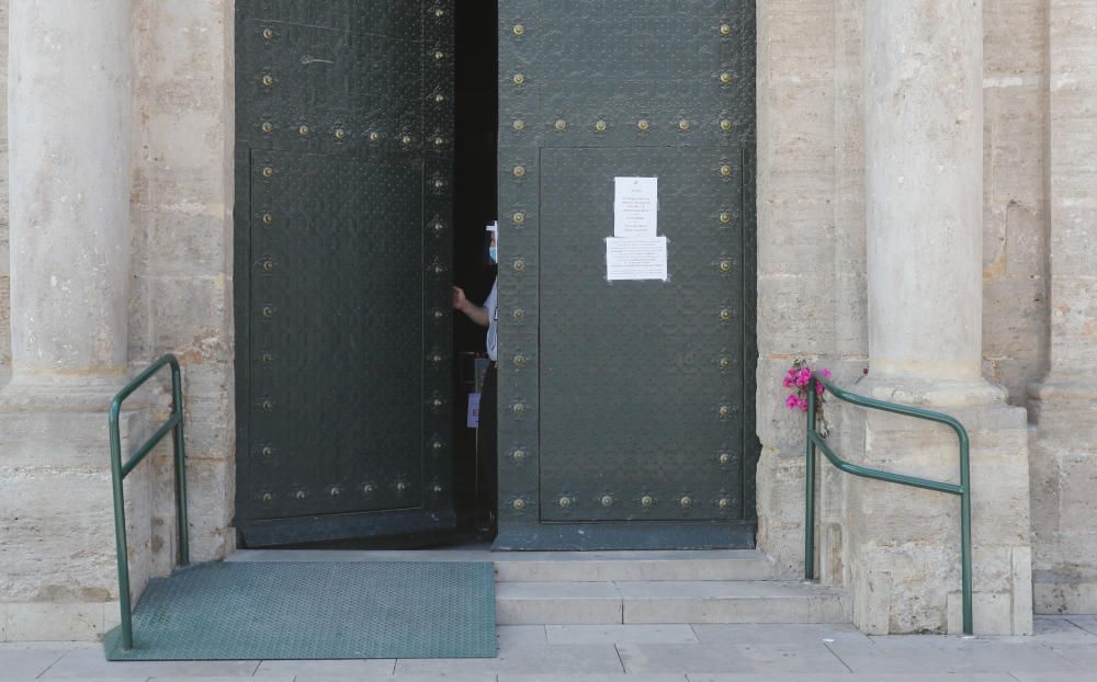 Puertas abiertas en la basílica el día de la festividad de la Virgen de los Desamparados.