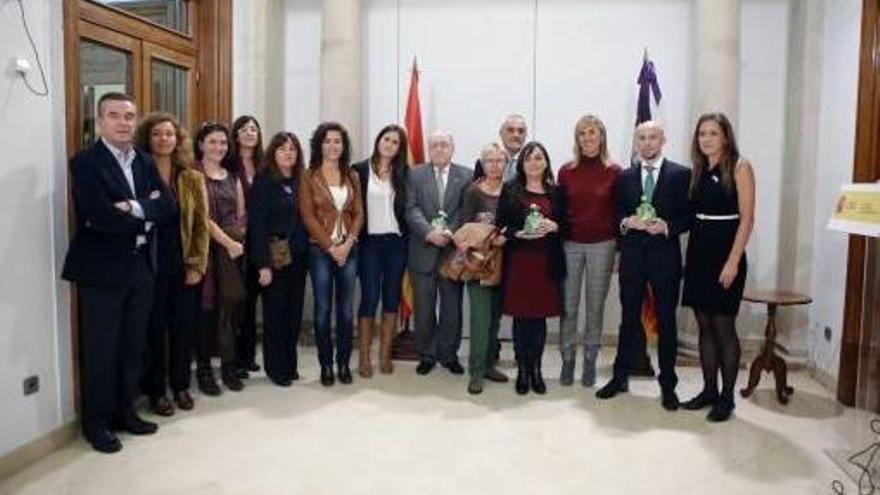 La delegada del Gobierno, Teresa Palmer, con los premiados ayer.