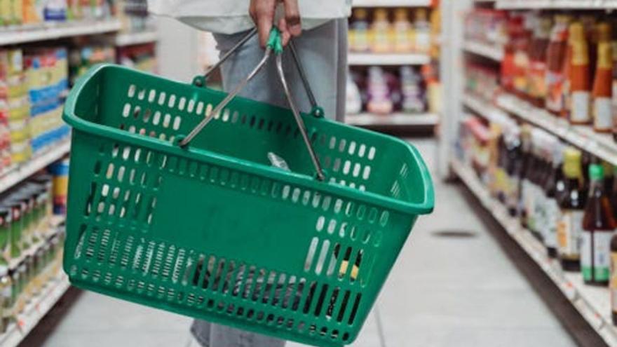Una persona haciendo la compra. | Pexels