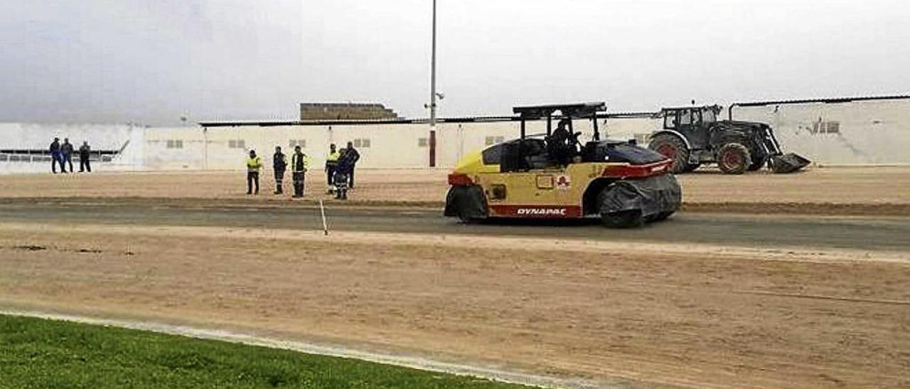 Operarios y una apisonadora sobre la zona de la pista de Son Pardo que fue reparada ayer.