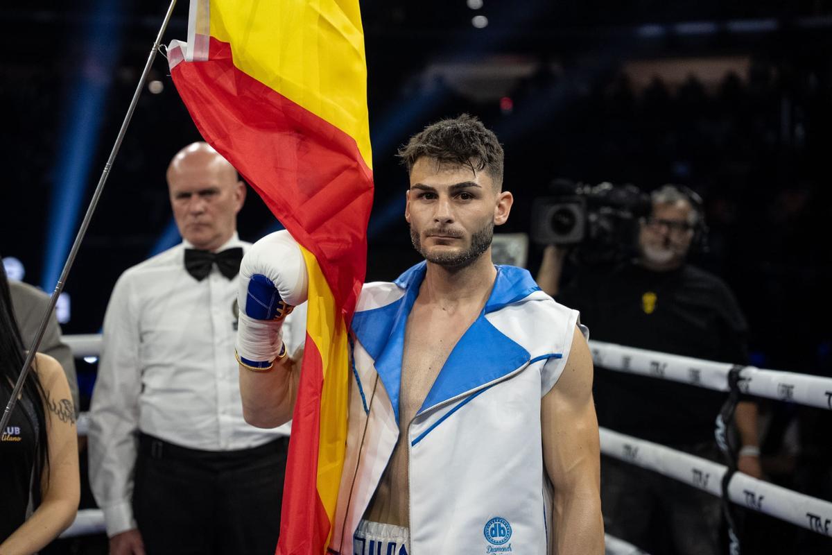 Juanfe Gómez posa antes de su combate contra Francesco Paparo.