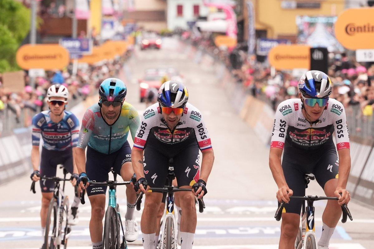 Roglic, en el centro de la imagen, llega a la meta a 1.30 minutos del resto de favoritos.