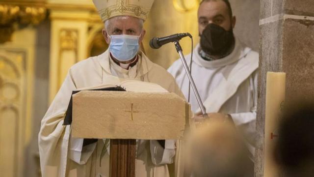 El obispo, ayer, durante la eucaristía celebrada en el templo de San Salvador de Teis en homenaje a ‘Pepiño’. | // RICARDO GROBAS