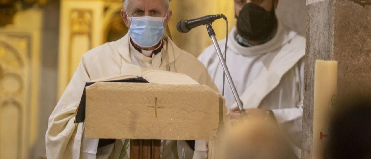 El obispo, ayer, durante la eucaristía celebrada en el templo  de San Salvador de Teis en homenaje a ‘Pepiño’.   | // RICARDO GROBAS