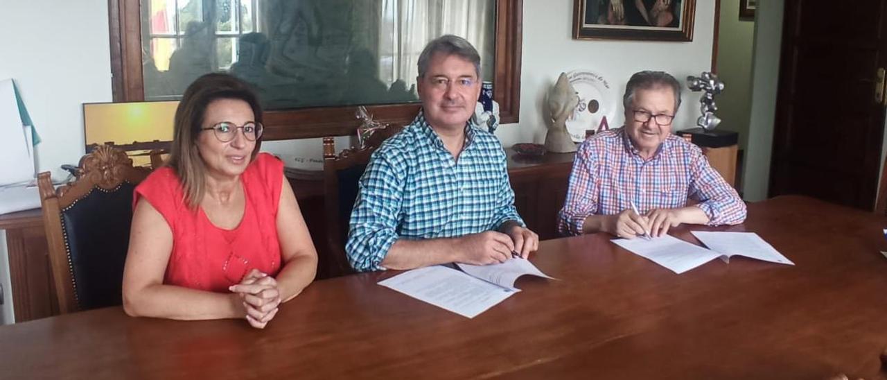 La firma del acuerdo entre el alcalde y el presidente de Emgrobes, en presencia de Noemí Outeda. |   //  FDV