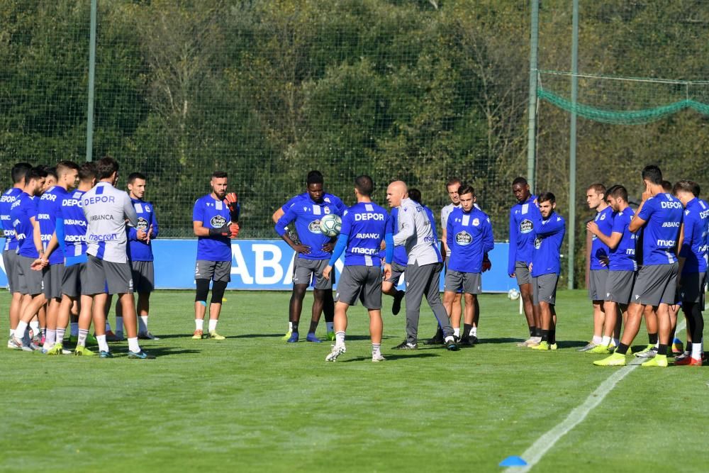 El Dépor se entrena en Abegondo a las órdenes de su nuevo técnico, Luis César Sampedro.  El domingo se enfrenta al Las Palmas, condicionado por numerosas bajan.