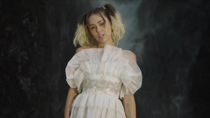 Miley Cyrus luce la moda cordobesa de Palomo Spain en su último videoclip