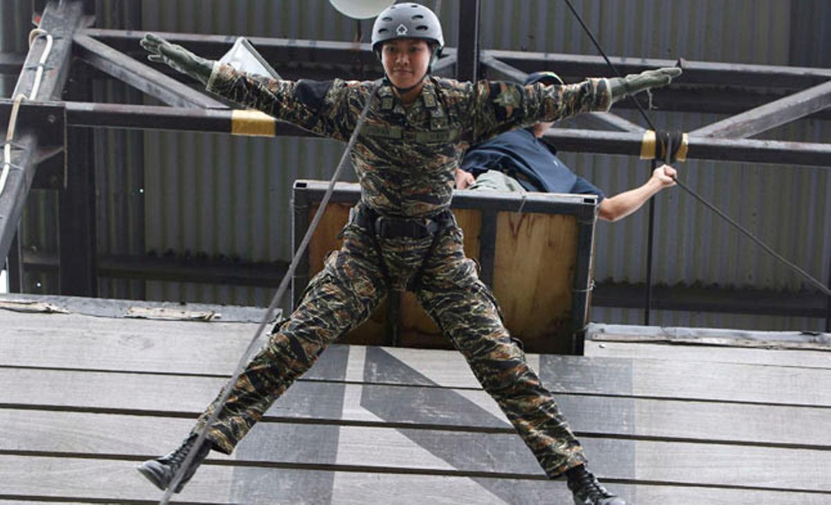 Una oficial de l’Exèrcit de Filipines en una exhibició militar. Una oficial de l’Exèrcit de Filipines en una exhibició militar.
