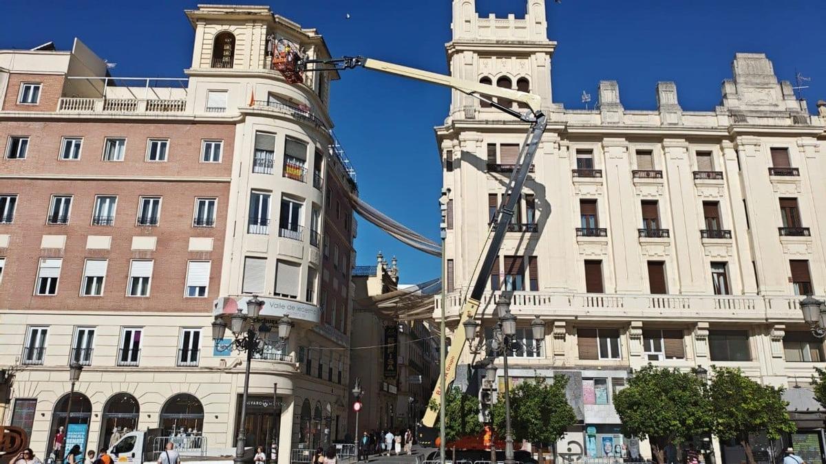 Actuación de lo bomberos en el edificio de Las Tendillas.