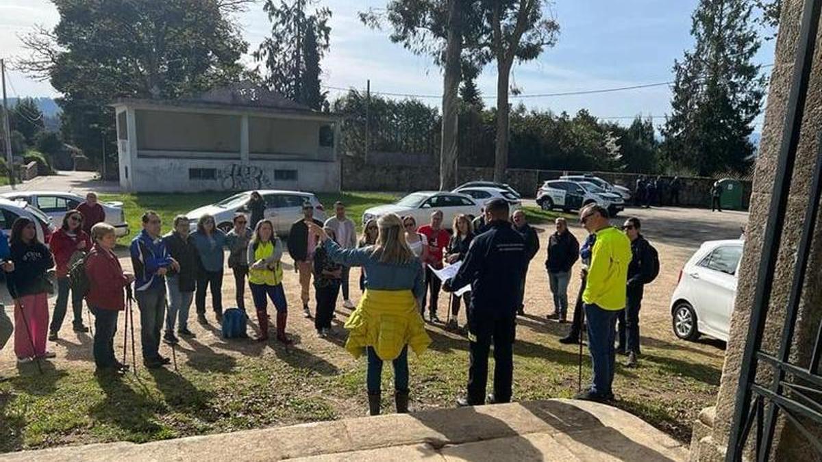 Punto de encuentro del dispositivo de búsqueda, delante de la Iglesia de Santa Eufemia, en Oza (Teo)