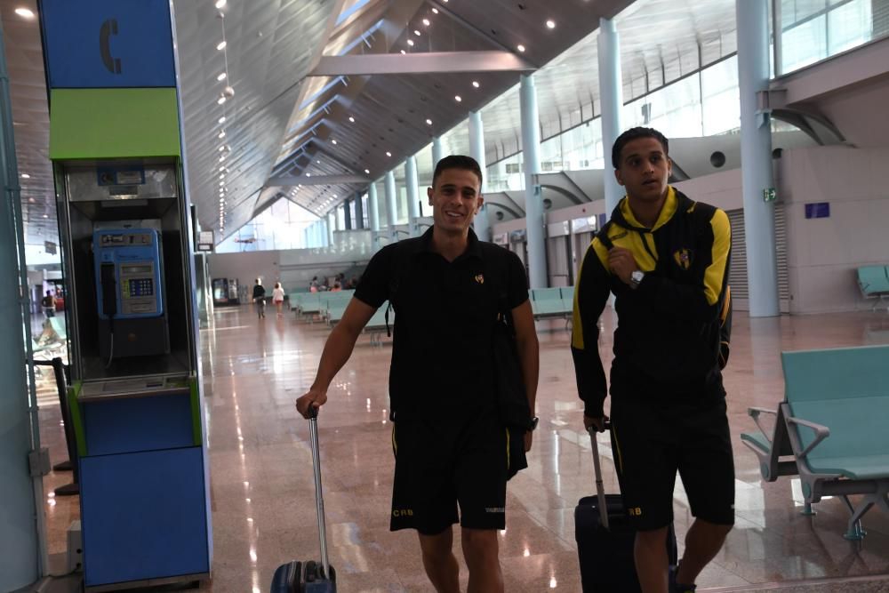 La expedición aurinegra partió al completo esta mañana desde el aeropuerto de Peinador y se hospedará en Figueres antes del partido de mañana a las 18.15 horas ante el Peralada.