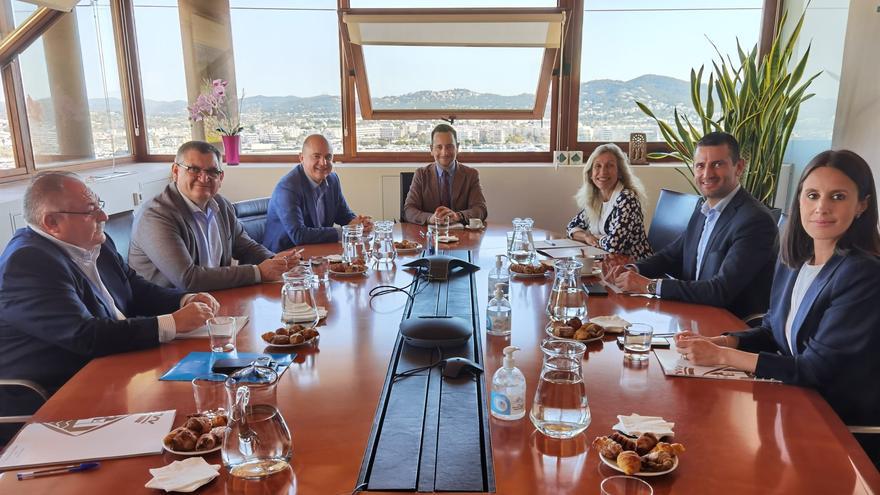 El Consell de Alcaldes quiere regular la entrada de vehículos en Ibiza