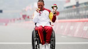 Sergio Garrote muerde la medalla de bronce.