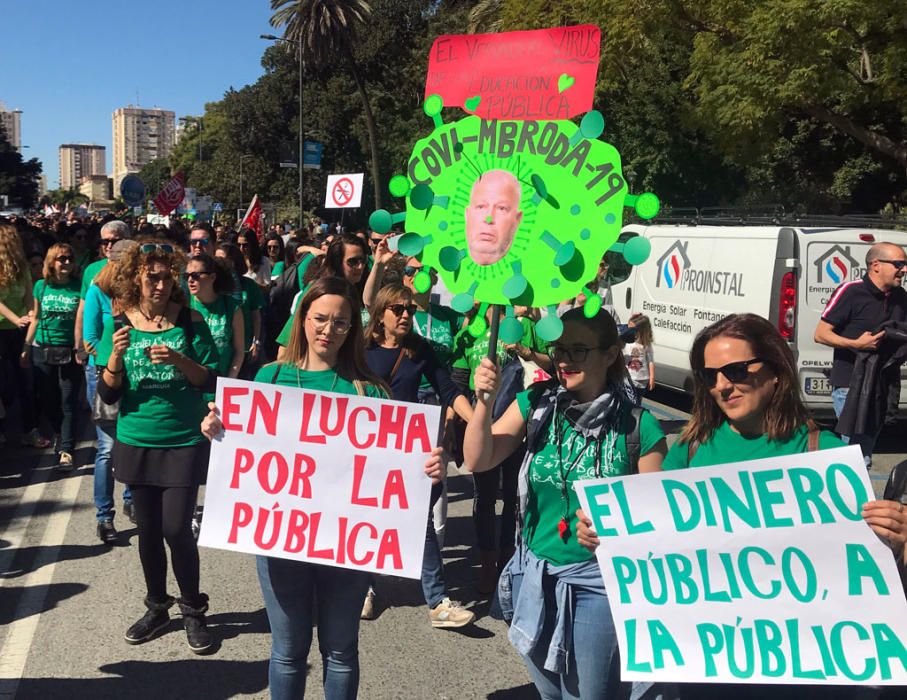 Al son de tambores, silbatos y una singular gaita, los congregantes han caminado juntos por las calles del centro de la ciudad por una causa común, la defensa de la educación