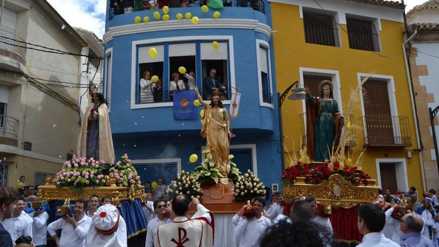 Procesión del Encuentro y quite del manto, el Domingo de Ramos.