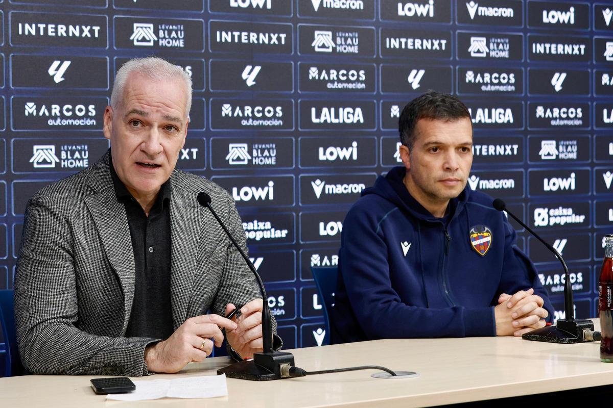 Sánchez con Castro, en rueda de prensa.