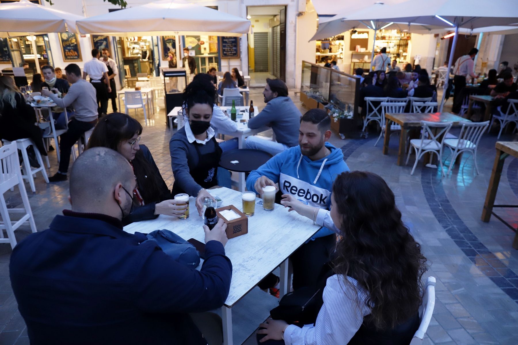 Comienza el horario ampliado en restaurantes y comercios de Málaga