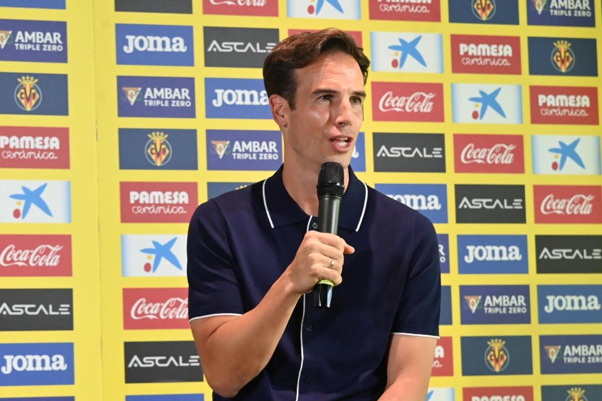 Iñigo Pérez, durante su presentación como nuevo entrenador del Villarreal junto al presidente amarillo, Fernando Roig.