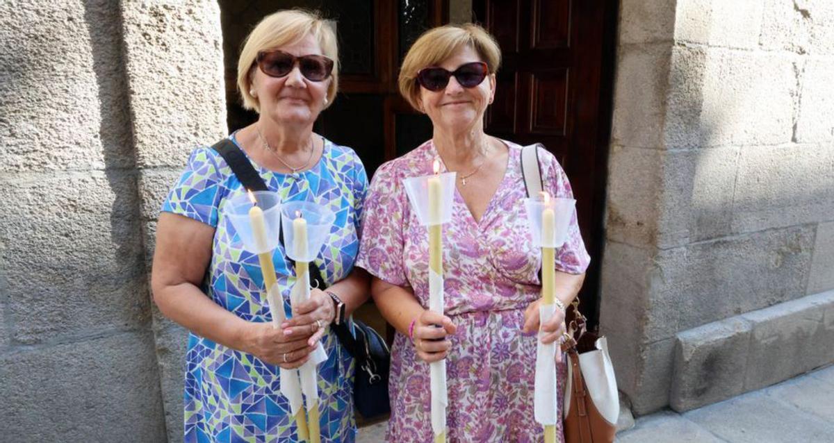Tere y Mari, consuegras, con varias velas.